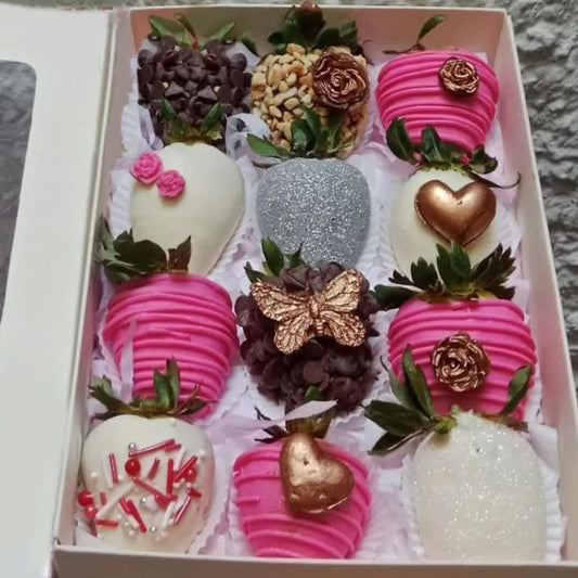 Box of 12 chocolate-dipped strawberries, perfect for gifting in Medellín