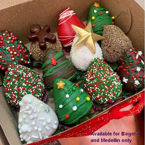 12 Christmas-themed chocolate-covered strawberries, available for delivery in Bogotá
