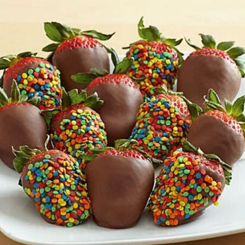 12 dipped chocolate-covered strawberries, available for delivery in Bogotá and Medellín