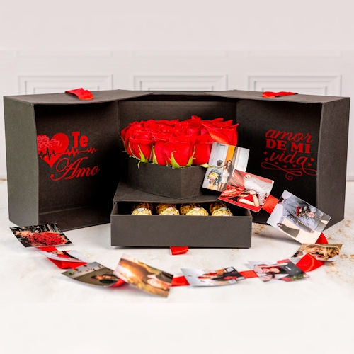 Box with 12 red roses in a heart-shaped inner box, Ferrero Rocher chocolates, and optional personalized photos – Delivery in Medellín, Bello, Rionegro, Sabaneta, and Envigado