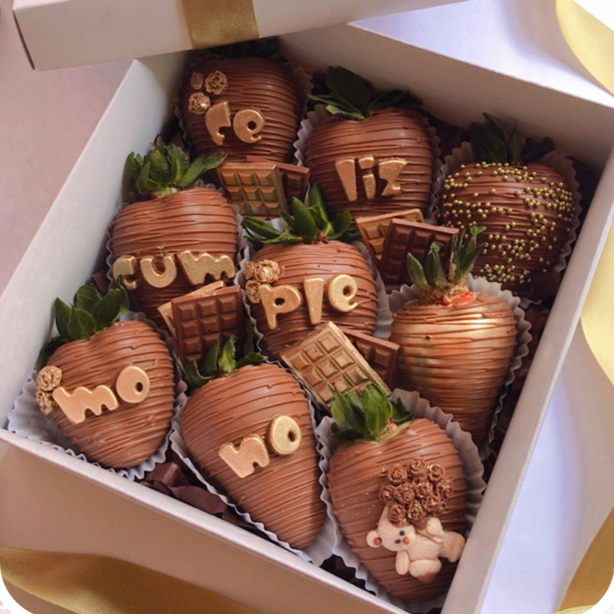 12 chocolate-covered strawberries with “Feliz Cumpleaños” message in a gift box – Pereira delivery