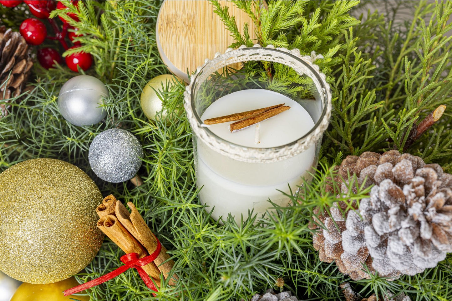 Christmas Centerpiece with Red Roses, Pine & Golden Candles – Delivery in Medellín