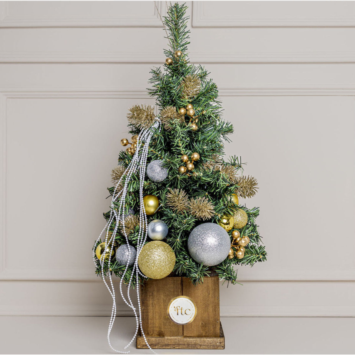 Mini Christmas Tree with Gold & Silver Ornaments – Rustic Wooden Base (Medellín Delivery)