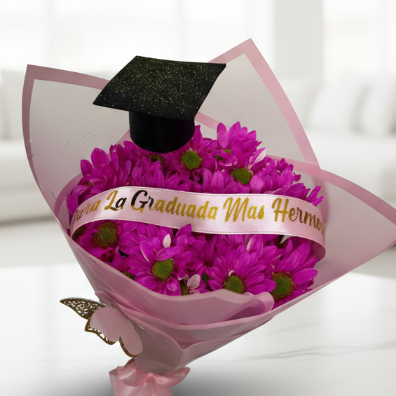 Graduation bouquet with purple flowers, decorative graduation cap, and personalized ribbon – Same-day delivery in Acacías, Meta