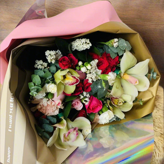 Luxury orchid and rose bouquet in imported wrapping – Medellín flower delivery