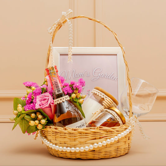 Mother’s Day gift basket with rosé wine, flowers, honey, candle, and custom frame – perfect for delivery in Medellín