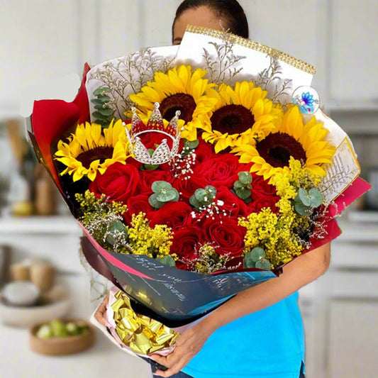 Bouquet of 24 red roses and 4 sunflowers with crown and foliage, wrapped in Korean paper – Arboletes delivery