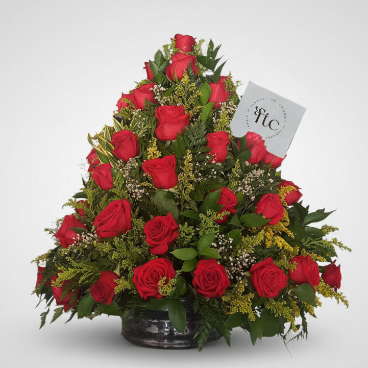 Elegant Red Rose Arrangement in Vase – Cartagena Delivery