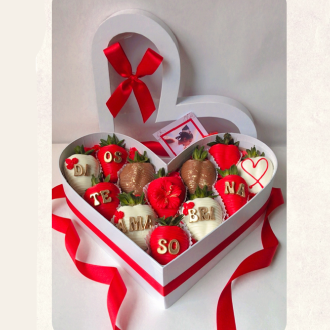 Heart-Shaped Box of Chocolate-Covered Strawberries – Personalized Message – Pereira Delivery