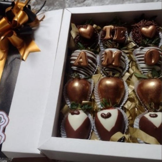 Box of chocolate-covered strawberries with gold “Te Amo” letters – elegant romantic gift for him, available in Medellín and Bogotá.