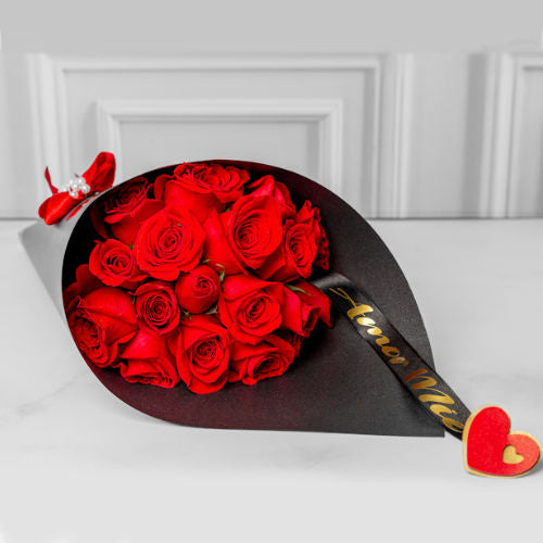 Traditional luxury bouquet in black cone with red roses and personalized ribbon, available for delivery in Medellín