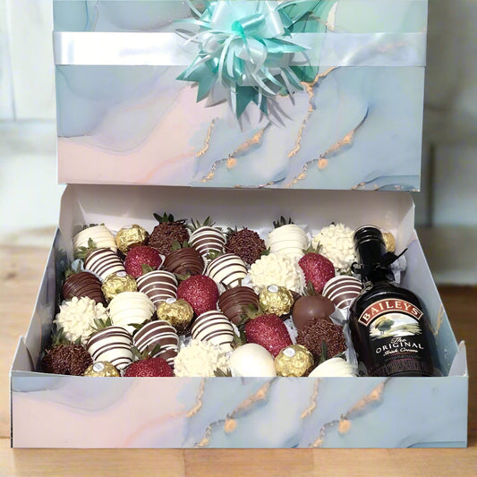 Luxury gift box with chocolate-covered strawberries, Ferrero chocolates, whipped toppings, and Baileys bottle – available in Medellín.