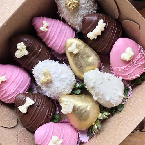 12 beautifully decorated chocolate strawberries for Mom, perfect gift in Bogota