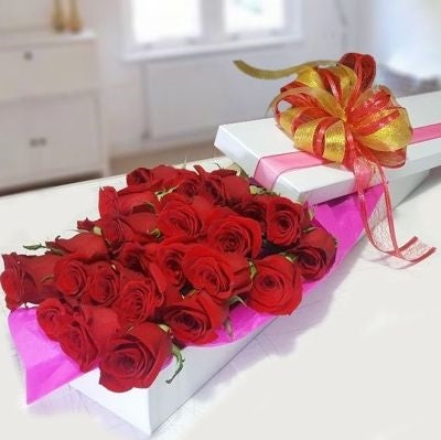 Red roses gift box delivery in Bogotá and Medellín