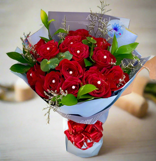 Bouquet of 14 red roses with pearl accents and greenery in Korean paper – delivery in Arboletes, Antioquia