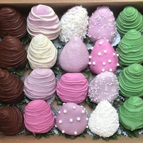 16 mixed color chocolate-dipped strawberries in a gift box, available for delivery in Bogotá