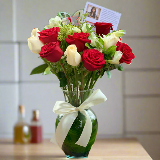 18 Red and White Roses in Vase – Hato Corozal Casanare

