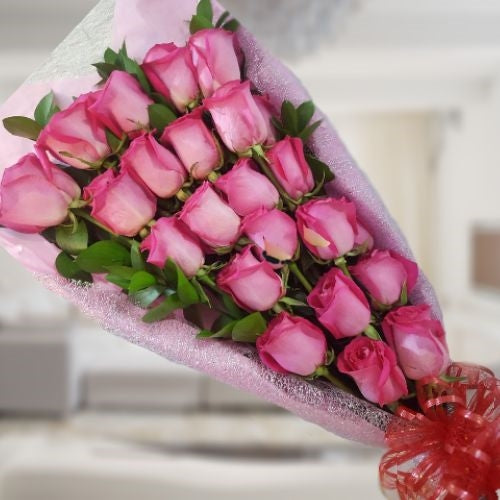 Same-day delivery fuchsia roses bouquet in Colombia