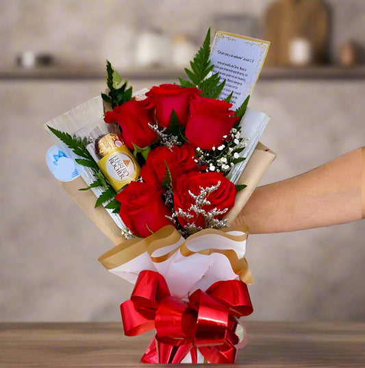 Bouquet with 6 red roses and 3 Ferrero Rocher chocolates, wrapped in kraft and white paper with red bow – delivery in Arboletes, Antioquia