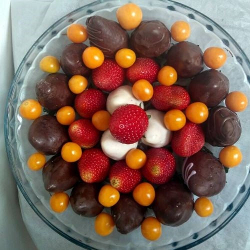 STRAWBERRIES & CHOCOLATES AND UCHUVAS