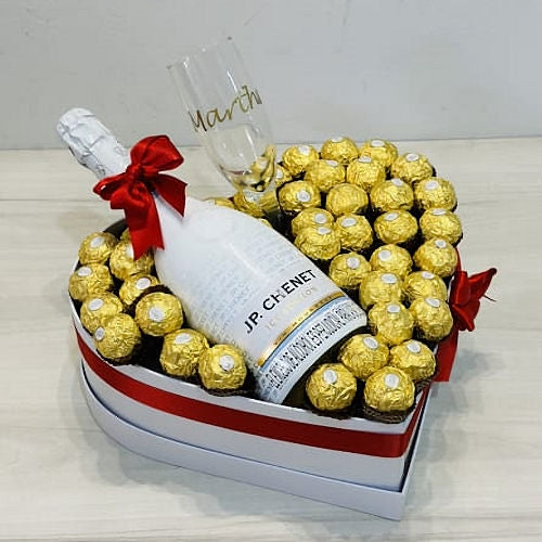 Heart-shaped box with over 25 Ferrero choco