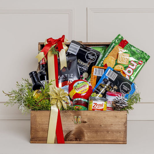 Premium Christmas Gift Box with Traditional Holiday Treats – Rustic Wooden Chest (Medellín Delivery)