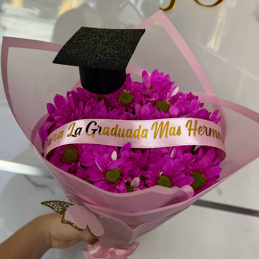 Graduation bouquet with purple flowers, decorative graduation cap, and personalized ribbon – Same-day delivery in Acacías, Meta