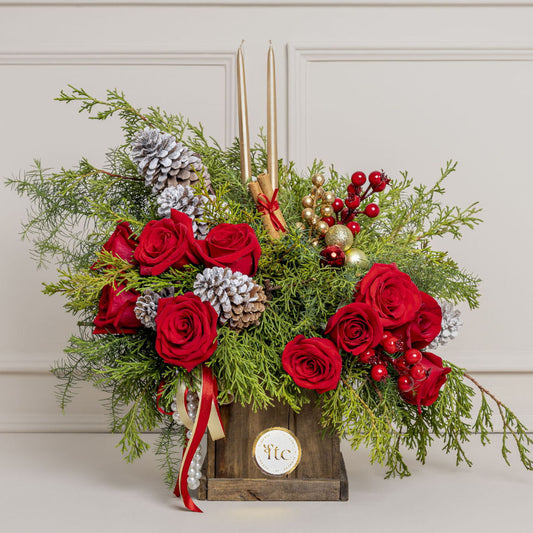 Christmas Centerpiece with Roses & Golden Candles – Delivery in Medellín