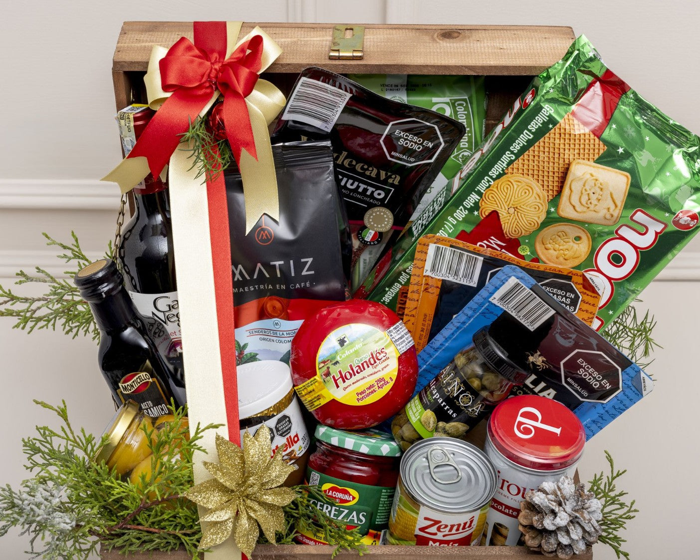 Premium Christmas Gift Box with Traditional Holiday Treats – Rustic Wooden Chest (Medellín Delivery)