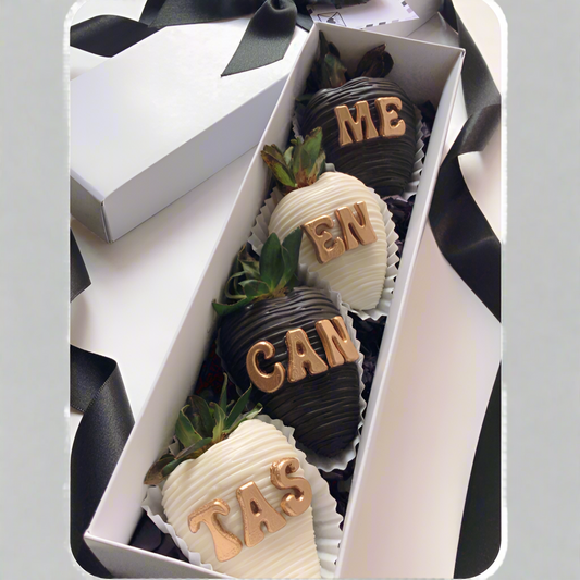 4 chocolate-covered strawberries with “Me Encantas” golden letters in a gift box – Pereira delivery