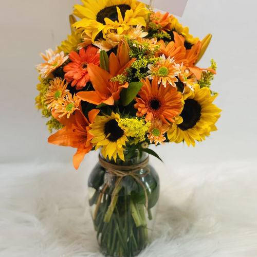 Crystal Vase with Sunflowers, Lilies, Gerberas, and Seasonal Flowers – Delivery in Medellín, Bogotá, and Cúcuta