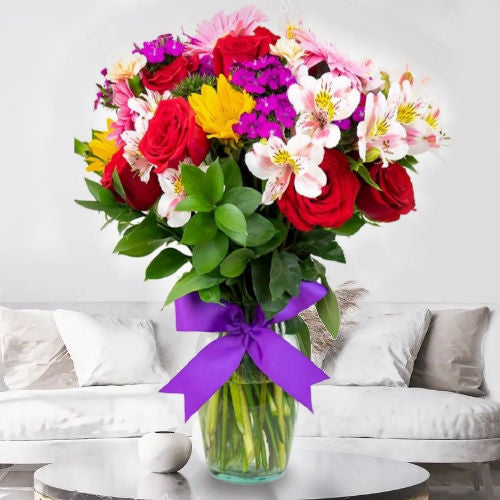 Mixed flower arrangement in a vase, available for delivery in Cali, Colombia